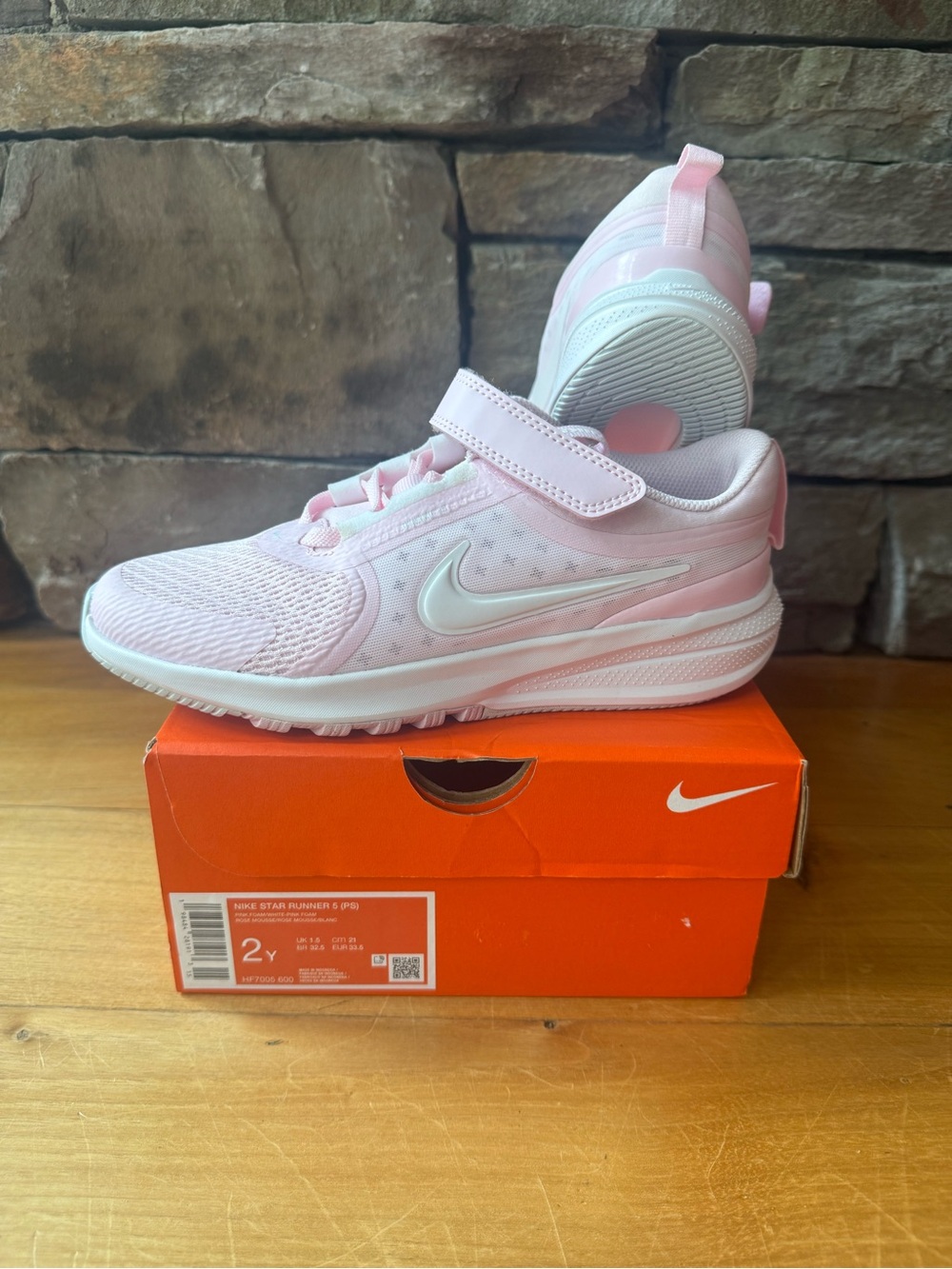 NIB/New Girls Nike Star Runner 5 Shoes Size 2Y